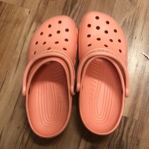 peach crocs womens